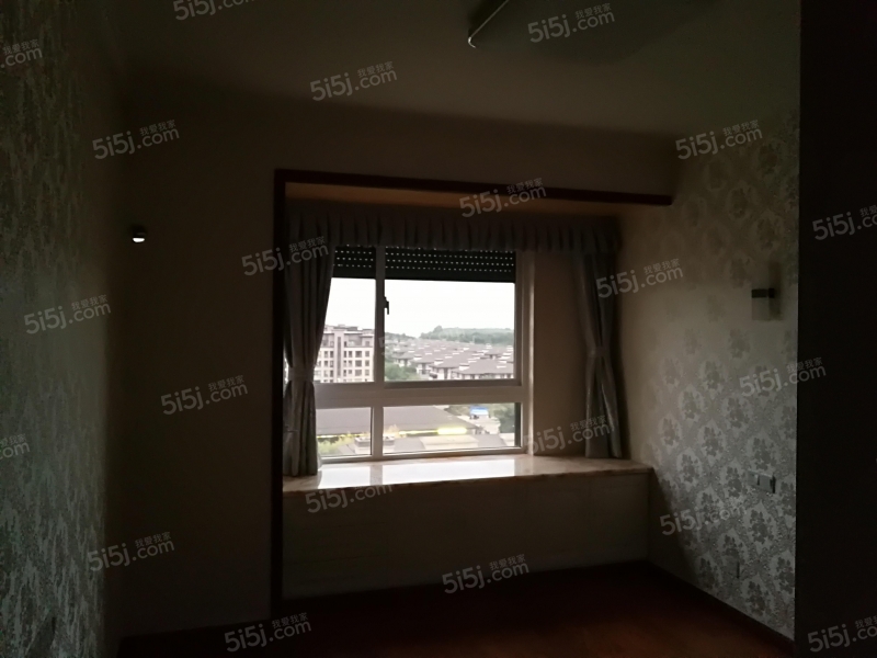 协信婚装三房，小高层+婚装保养好，无 税拎包住