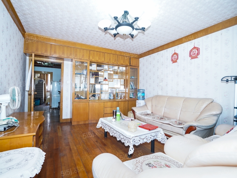 何山公园地鉄口旁枫津新村，满五年，自住装修，诚心出售