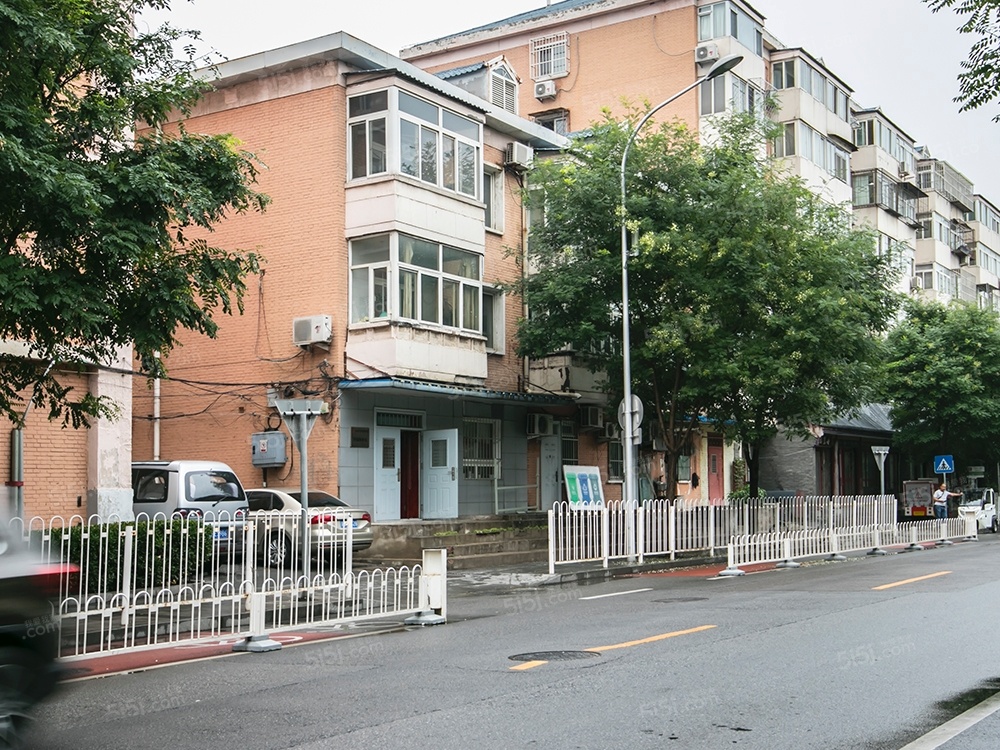 灵境胡同新上大三居 低总层 公房 看房方便